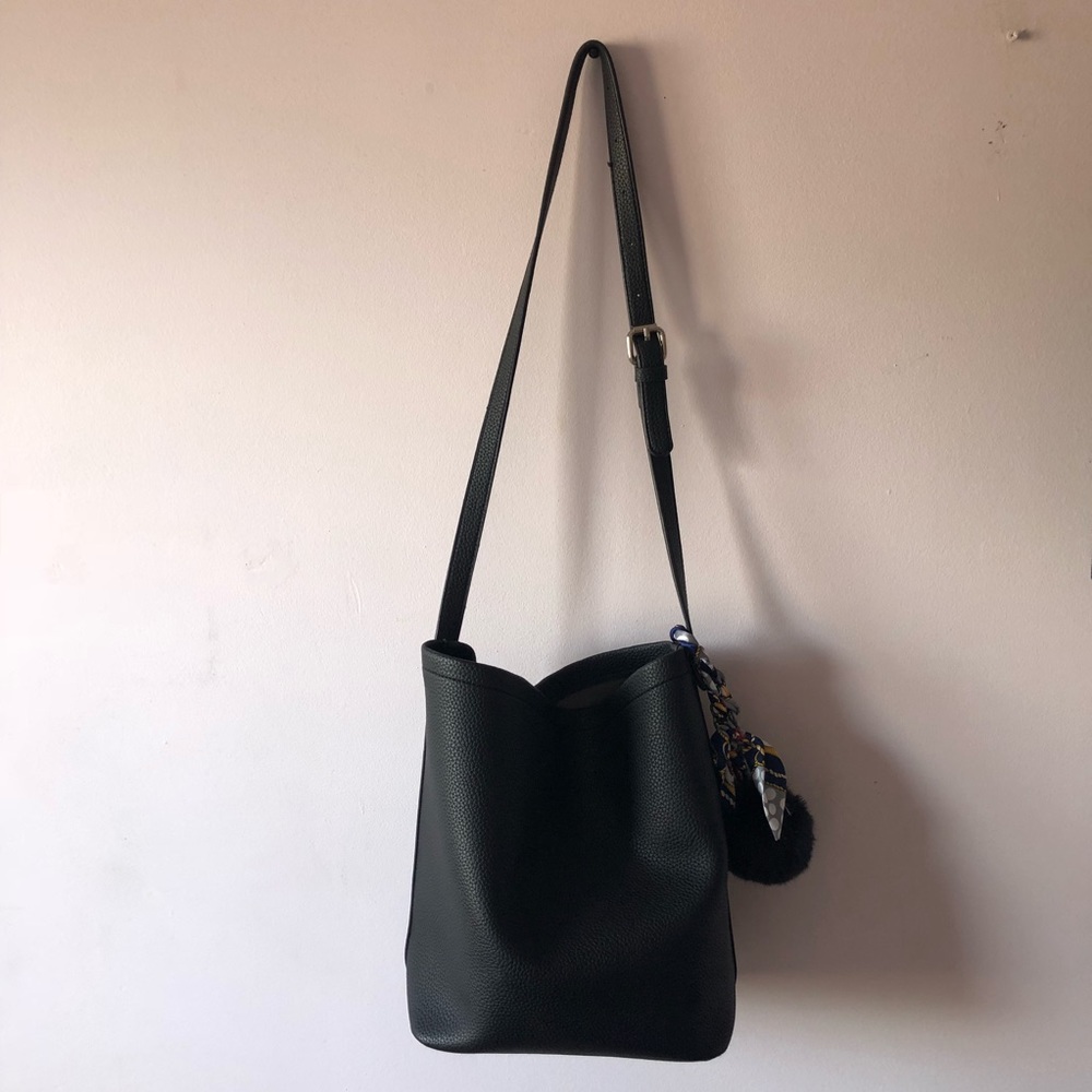 ❌SOLD ON MERC❌ Leather bucket bag